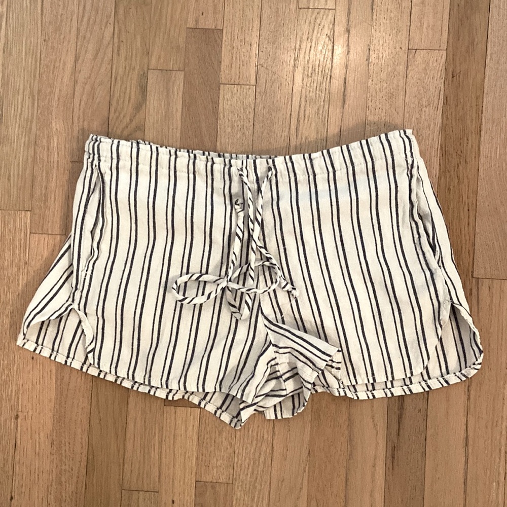 Brandy <3 Melville ADORABLE shorts! Navy and white stripes